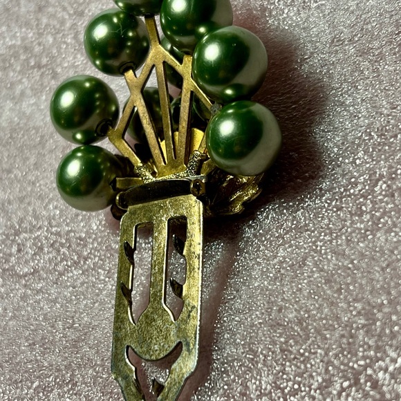 Vintage 1930 Art Deco, Coat or dress Brooch/pin. Cluster green simulated pearls. - Picture 7 of 13